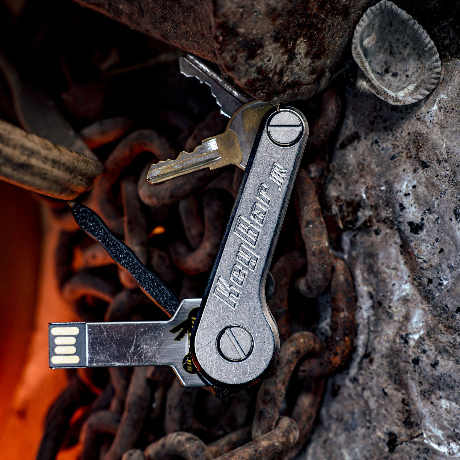 Aluminum-KeyBar-JR-Key-and-Tool-Holder-open-front-chain