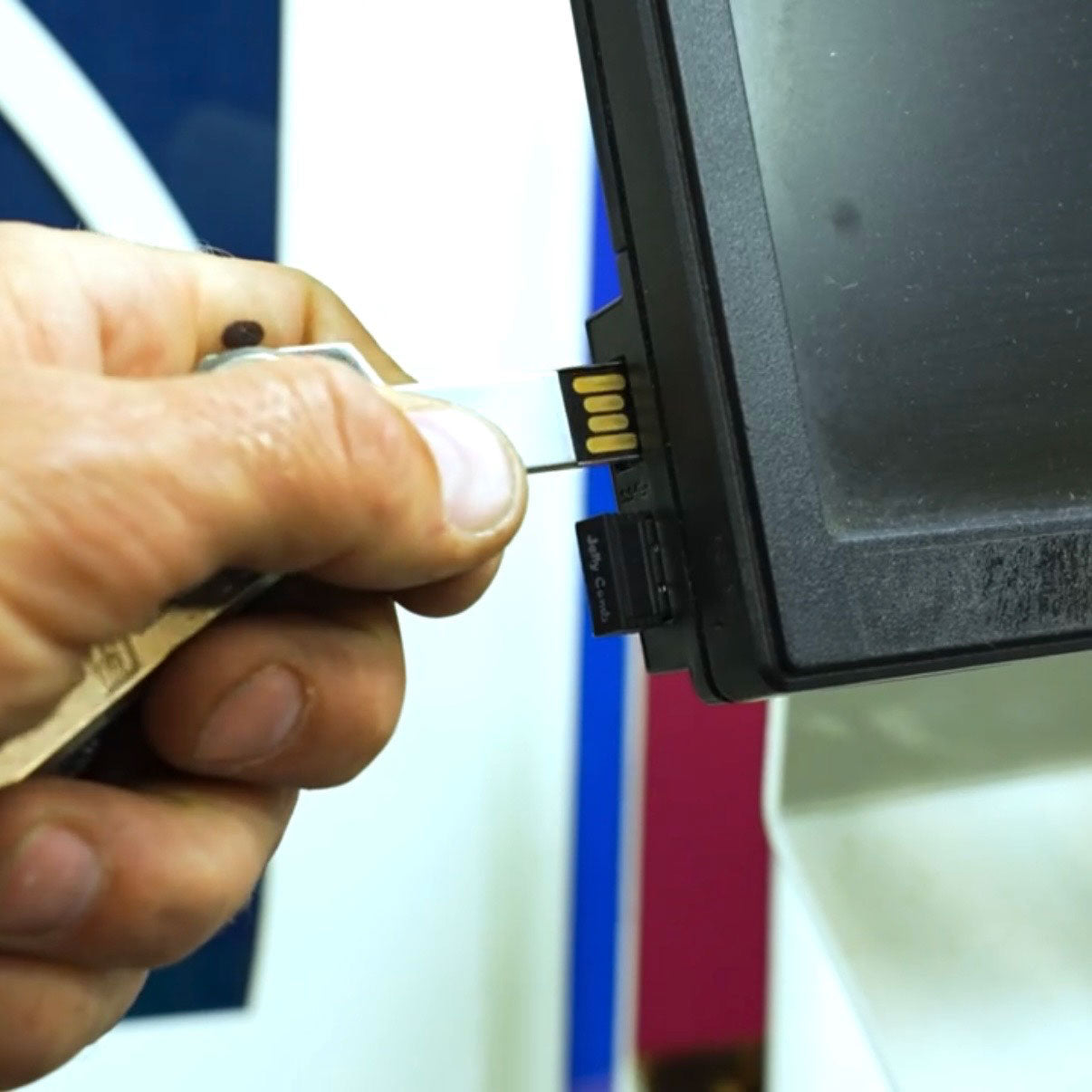 KeyBar-Key-Organizer-Flash-Drive-on-KeyBar-ihand-putting-in-computer