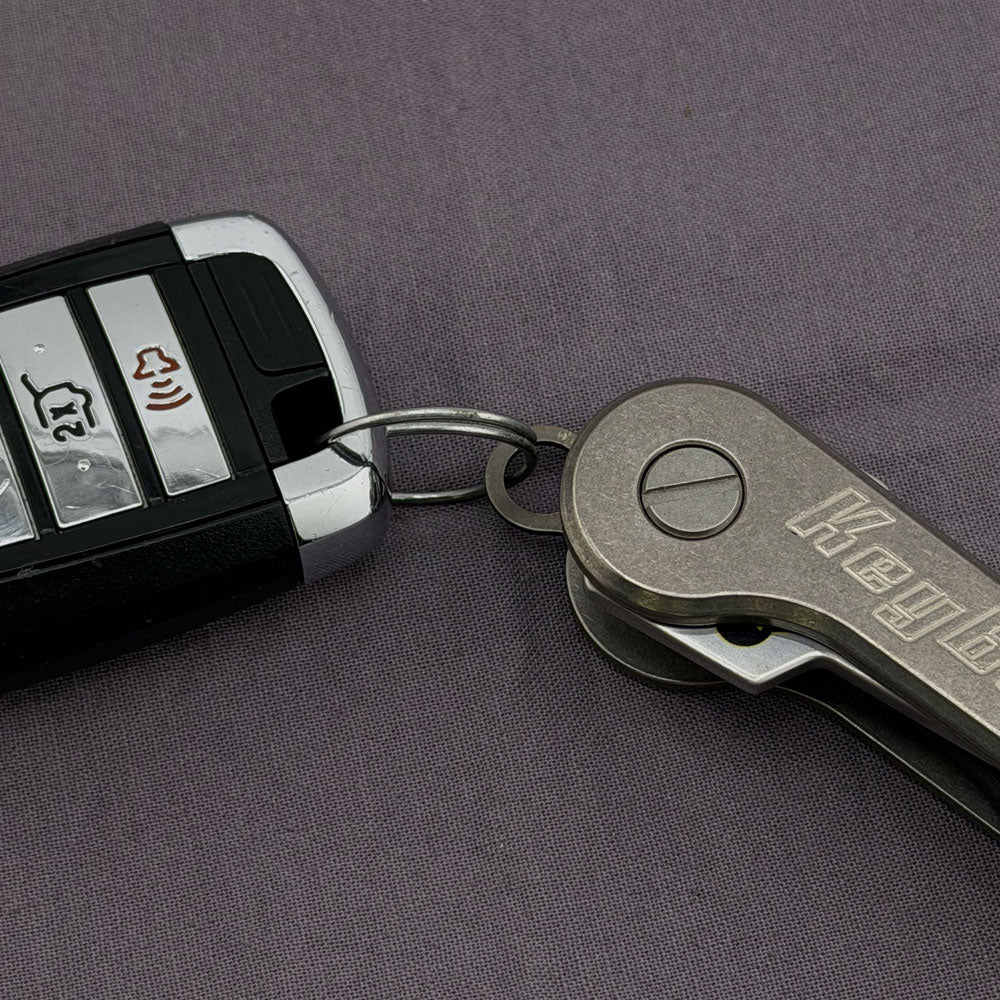 KeyBar-Key-Organizer-Key-Fob-Link-with-Fob-Attached-Tab-Closeup-on-KeyBar