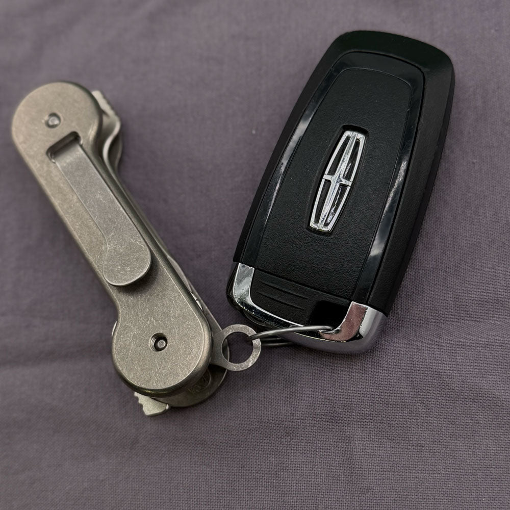 KeyBar-Key-Organizer-Key-Fob-Link-with-Fob-Attached-Tab-on-KeyBar