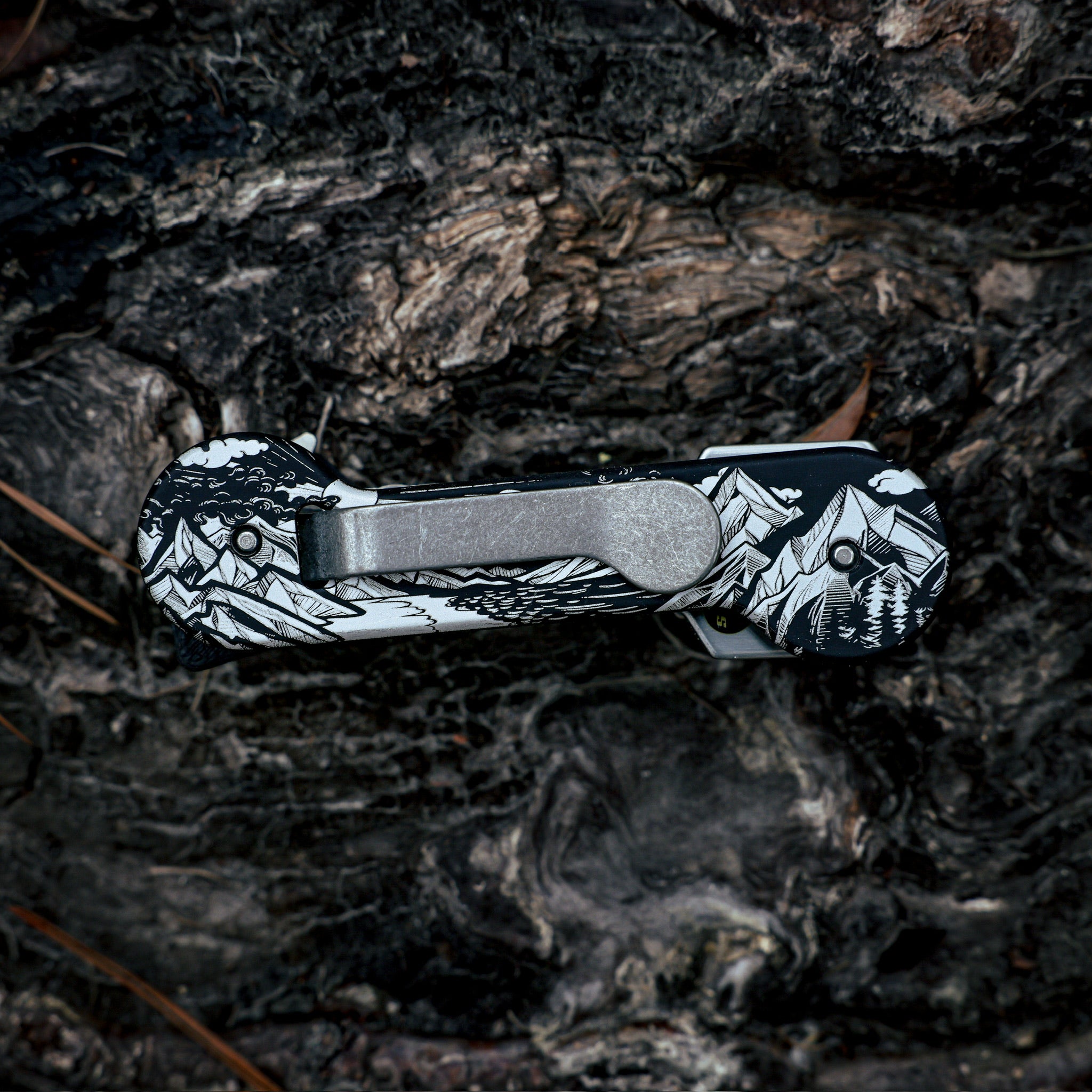 Black_Anodized_Aluminum_Sierra_Aluminum_KeyBar_Key_and_Tool_Organizer_closed_back_with_flash_drive_titanium_tweezers_and_pen_insert