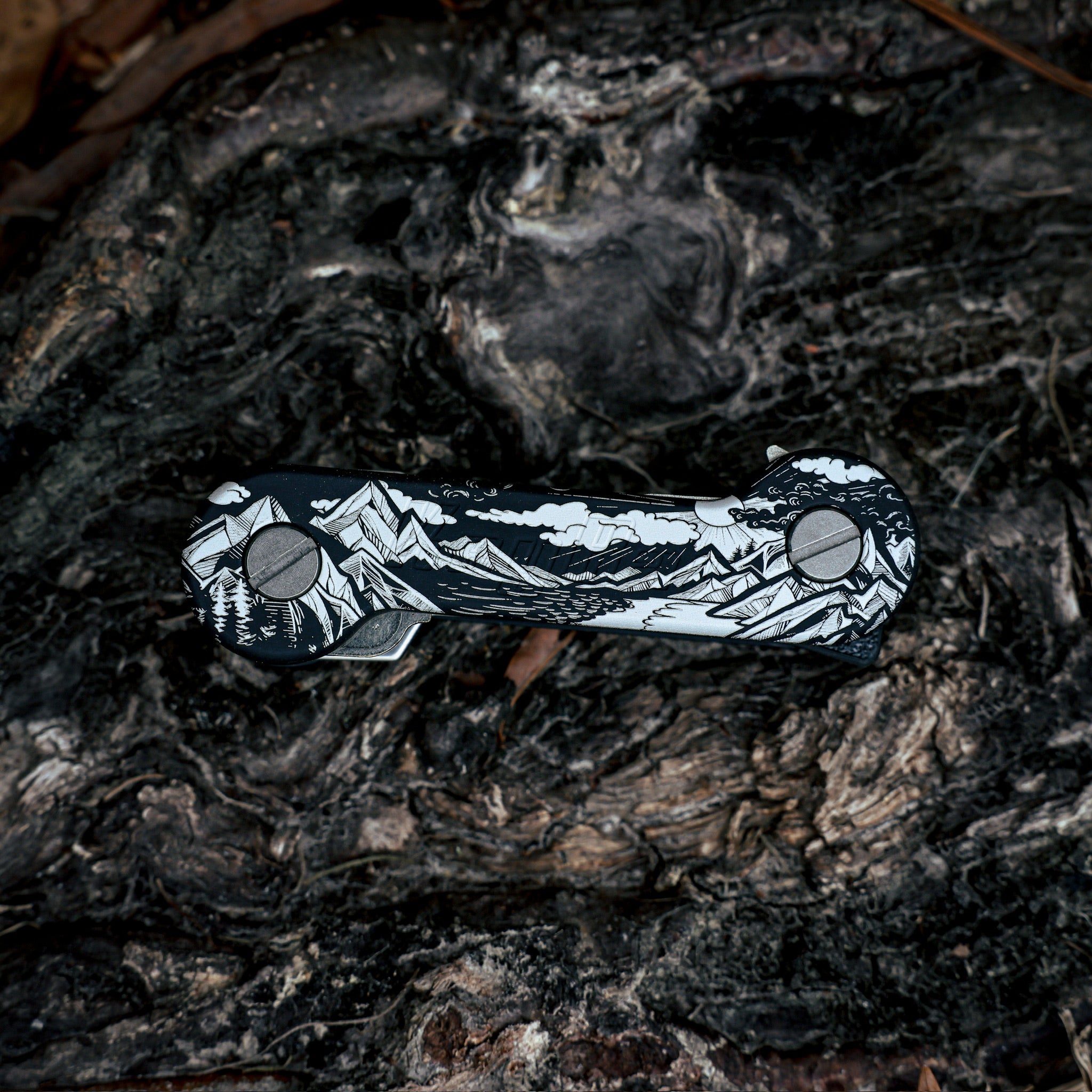 Black_Anodized_Aluminum_Sierra_Aluminum_KeyBar_Key_and_Tool_Organizer_closed_front_with_flash_drive_titanium_tweezers_and_pen_insert