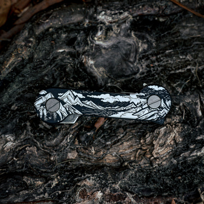 Black_Anodized_Aluminum_Sierra_Aluminum_KeyBar_Key_and_Tool_Organizer_closed_front_with_flash_drive_titanium_tweezers_and_pen_insert