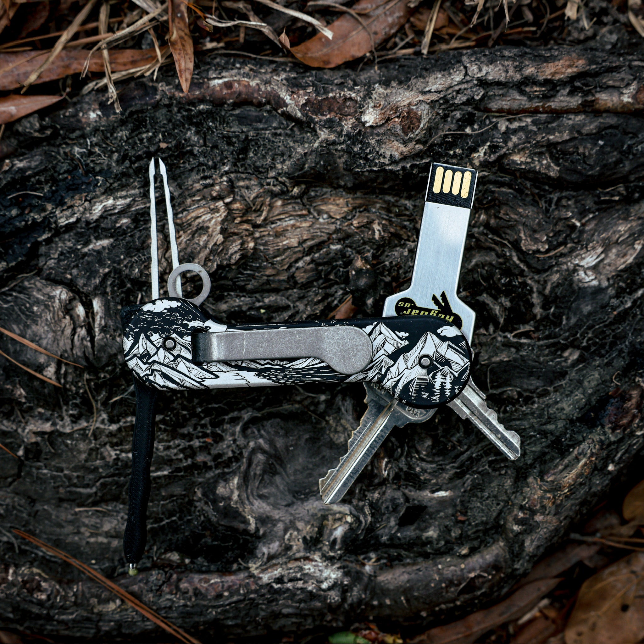 Black_Anodized_Aluminum_Sierra_Aluminum_KeyBar_Key_and_Tool_Organizer_open_back_with_flash_drive_titanium_tweezers_and_pen_insert