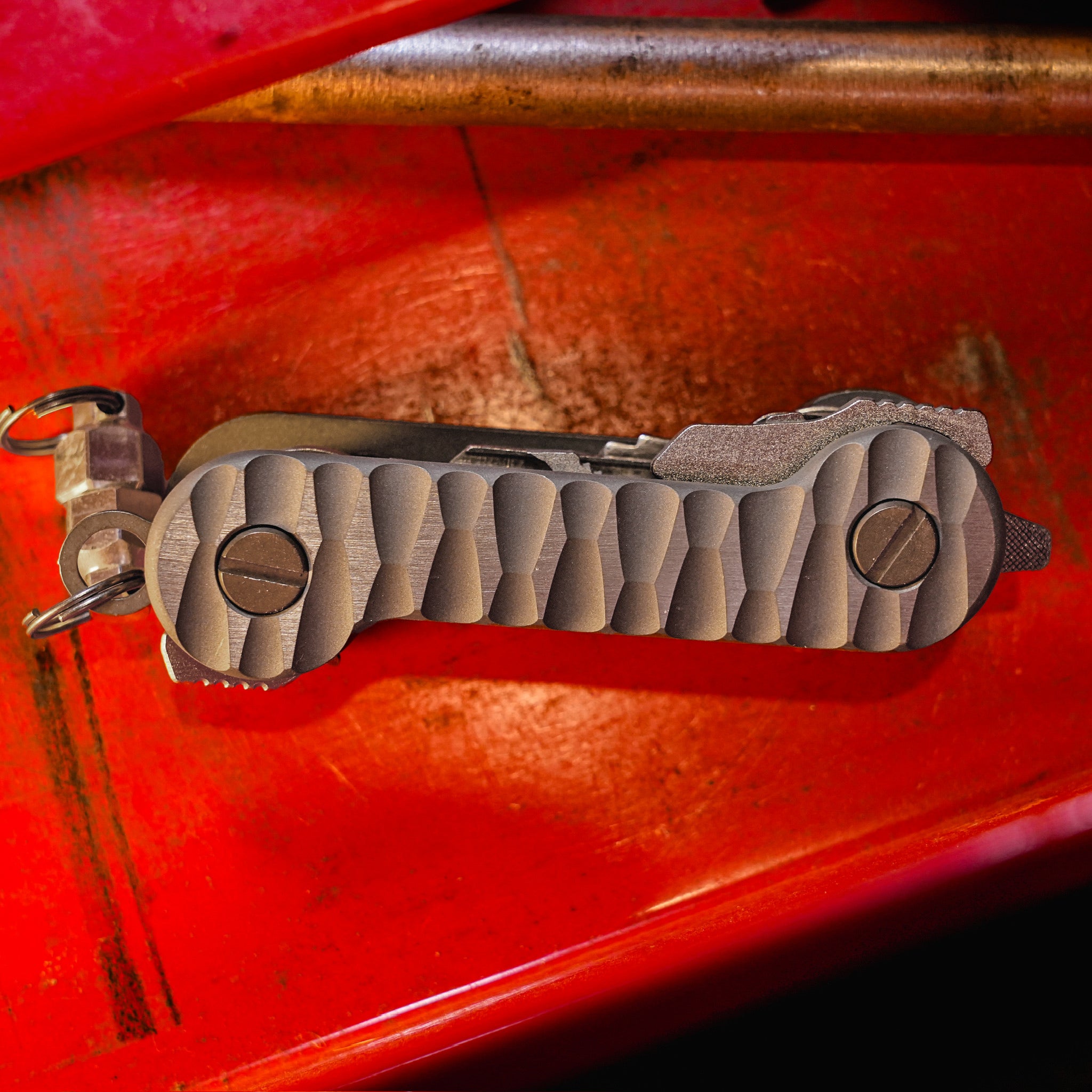 Slayer_Titanium_KeyBar_Key_and_Tool_Organizer_with_standard_titanium_pocket_clip_closed_front