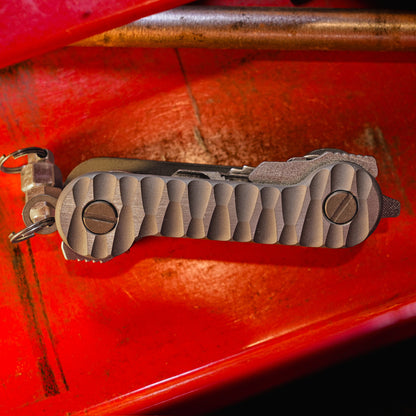 Slayer_Titanium_KeyBar_Key_and_Tool_Organizer_with_standard_titanium_pocket_clip_closed_front