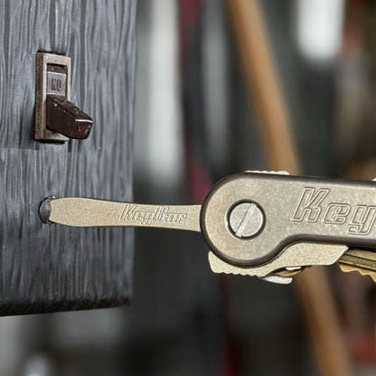 Titanium-Flathead-Screwdriver-Locking-Tool-KeyBar-Key-and-Tool-Organizer-paint-can